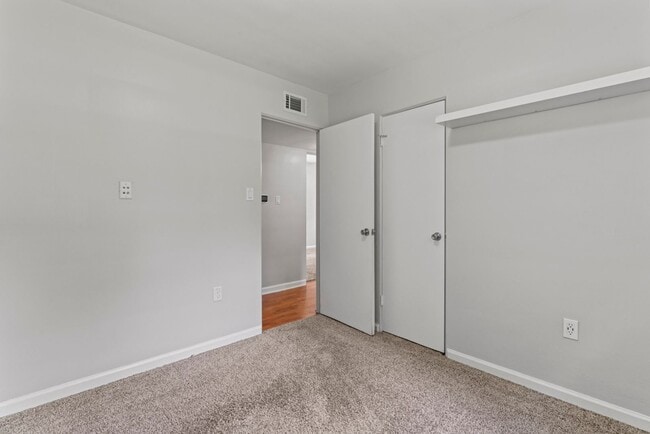 Building Photo - 1909 Mayfair Dr