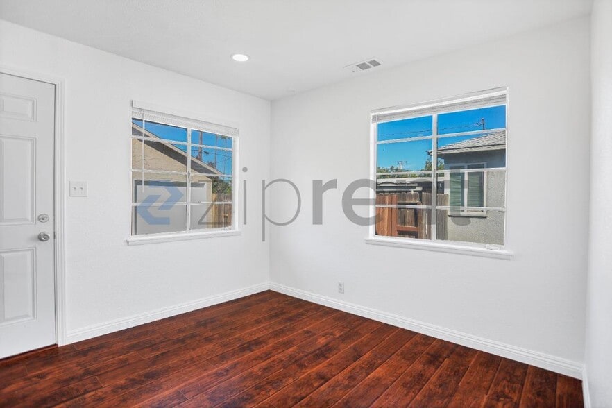 Building Photo - 1335 E Brown Ave