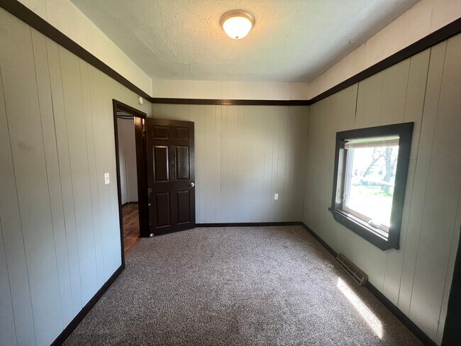 Building Photo - AVAILABLE JUNE - 3 Bed 1 Bath w/ Great View