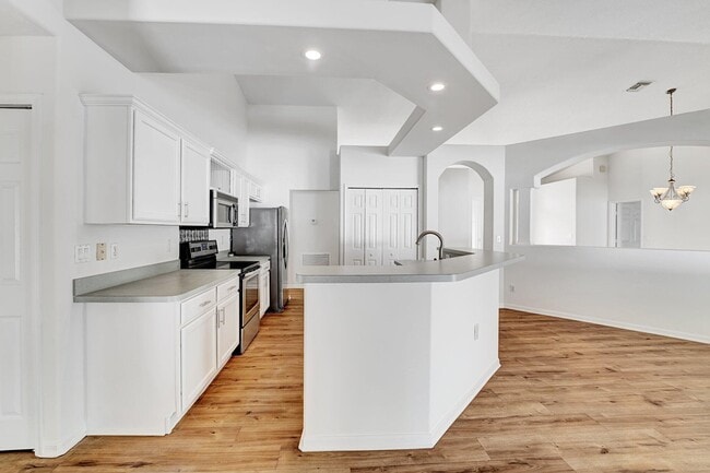 Building Photo - 513 SE Cliff Rd