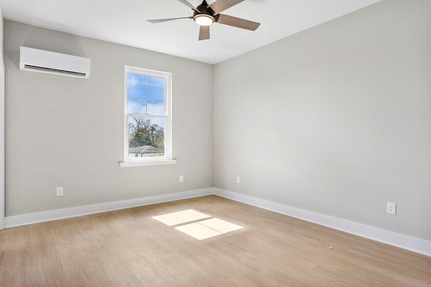 Building Photo - 2028 Arbutus Ave