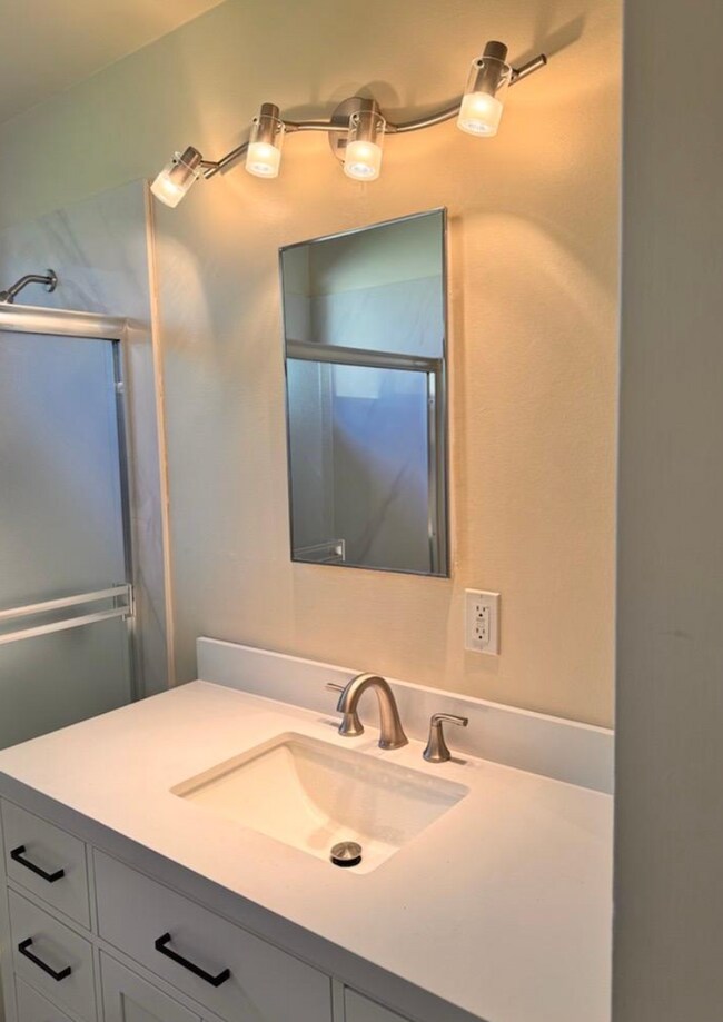 Building Photo - ADORABLE Arden Arcade 2/1 + Bonus Room!  (Please reference entire ad for viewings)