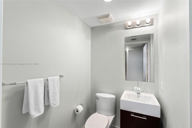 Building Photo - 5875 Collins Ave