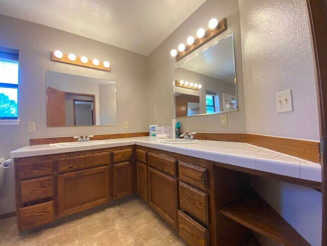 Building Photo - Great Location in Folsom-4 Bedroom Home!!
