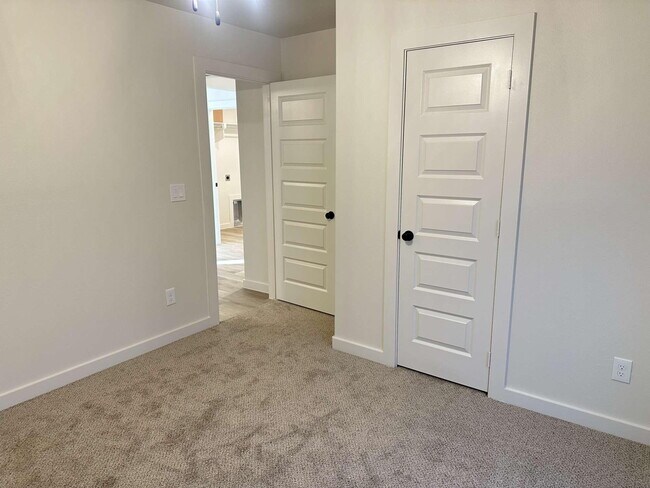 Building Photo - 517 E 23rd St