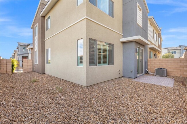 Building Photo - Beautiful and Highly Upgraded Townhome!