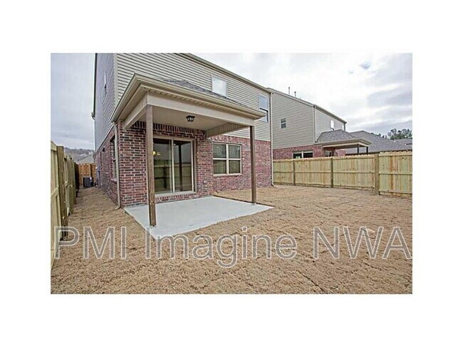 Building Photo - 2669 N Miranda Ave