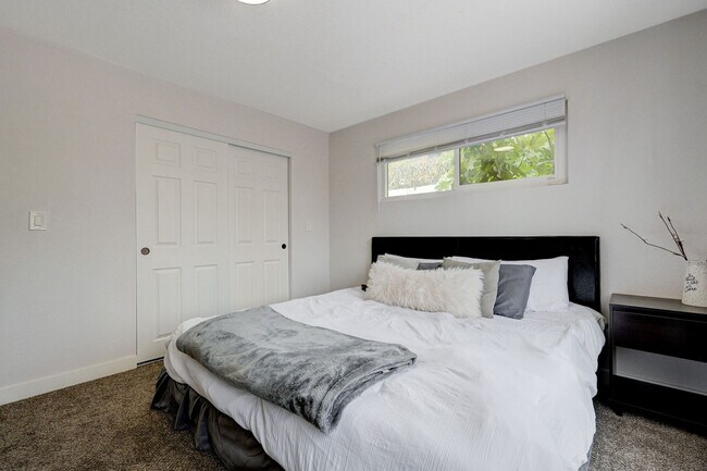 Building Photo - Fully Furnished or Unfurnished 3 BR / NO HOA