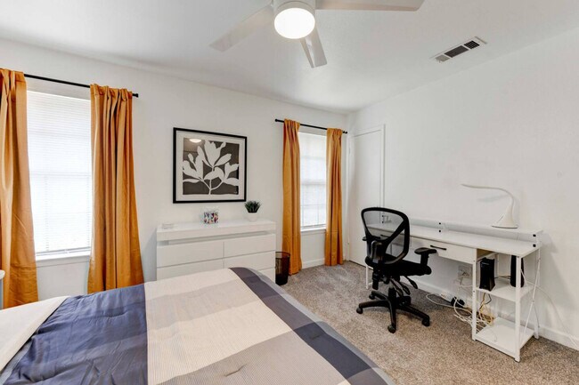 Building Photo - 8400 Jamestown Dr