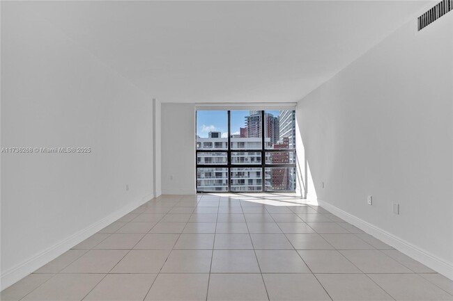 Building Photo - 1450 Brickell Bay Dr