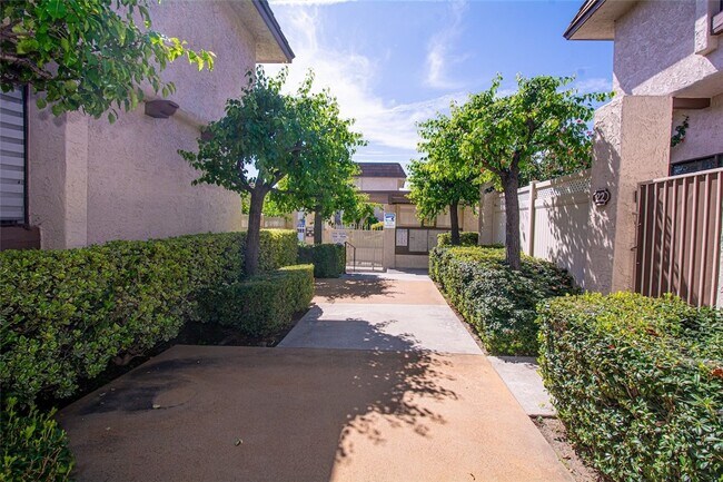 Building Photo - 848 W Huntington Dr
