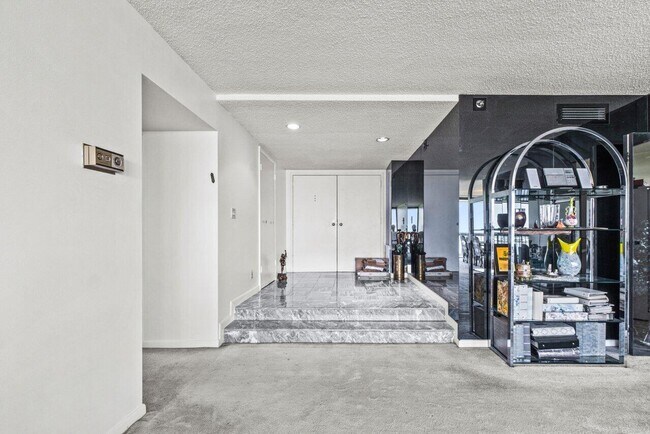 Building Photo - 1900 Consulate Pl