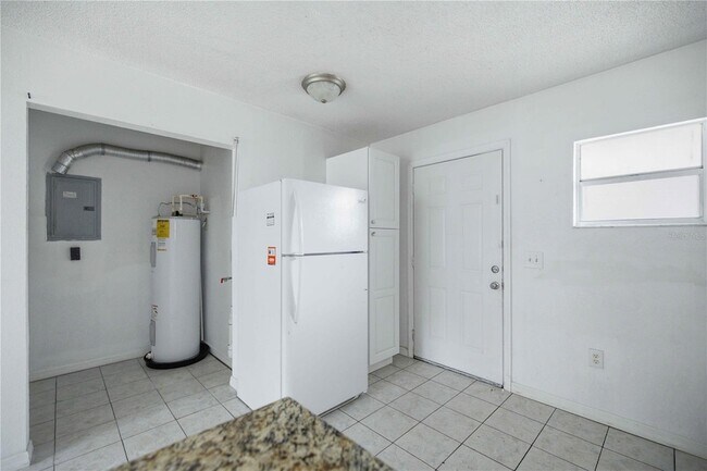 Building Photo - 421 NE 26th Ct