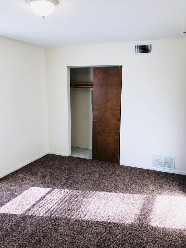 Building Photo - Spacious Apartment!