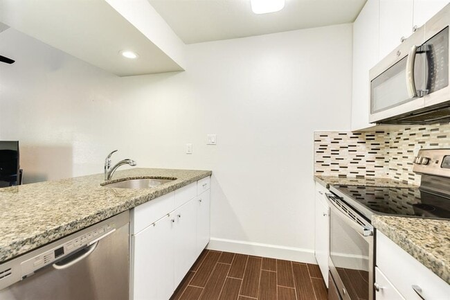 Building Photo - 7098 N Holiday Dr