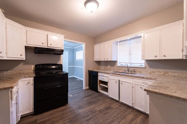 Building Photo - Newly updated!