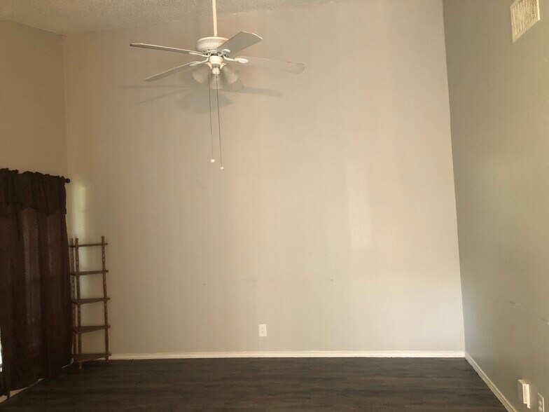 Building Photo - 8828 Meadow Range St