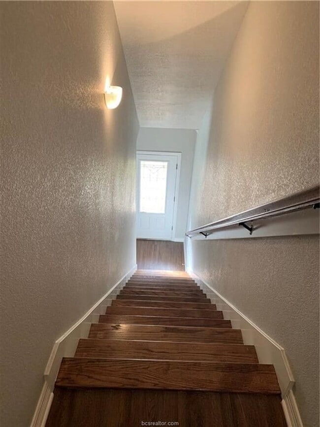 Building Photo - 4 bed,4 bath House