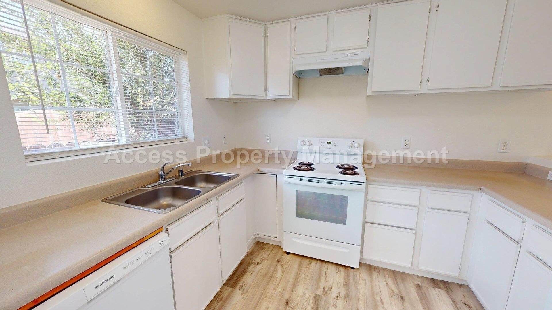 Building Photo - 1050 N Denair Ave