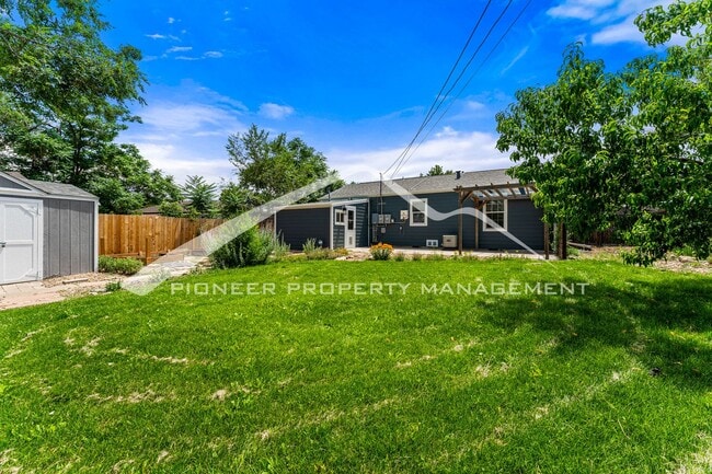 Building Photo - Charming single family home with fully fenced yard