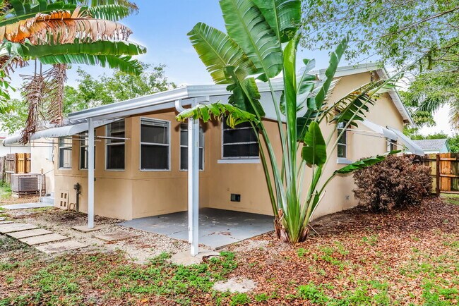 Building Photo - 195 E 28th St