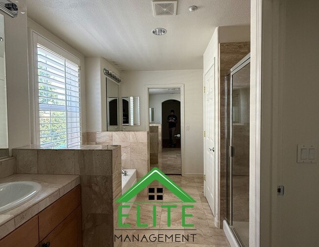 Building Photo - Prime location in Communications Hill with...