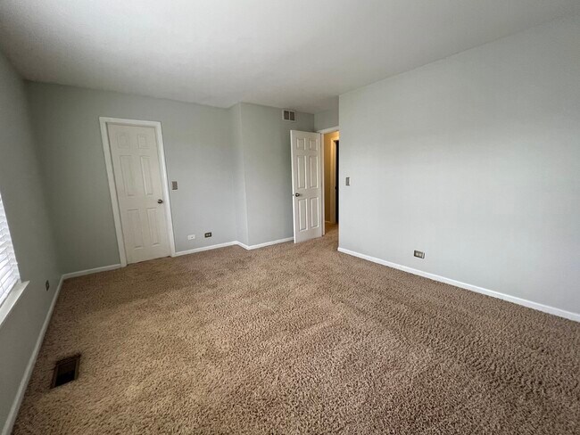 Building Photo - 719 Fieldcrest Dr