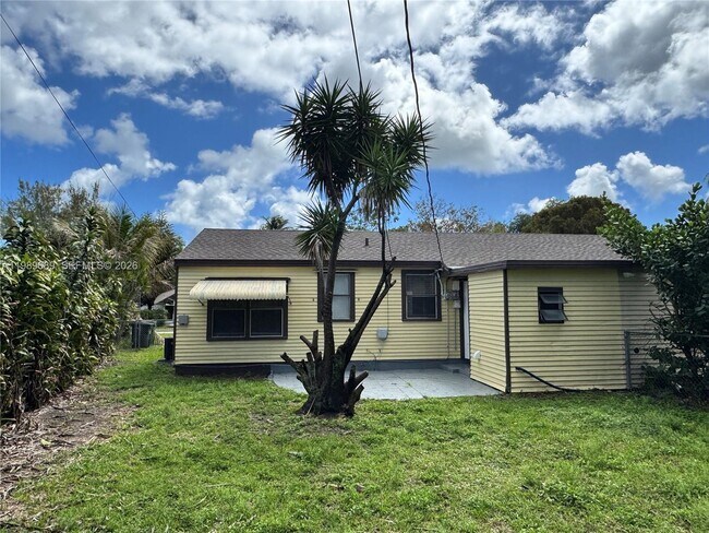 Building Photo - 1441 NE 134th Rd