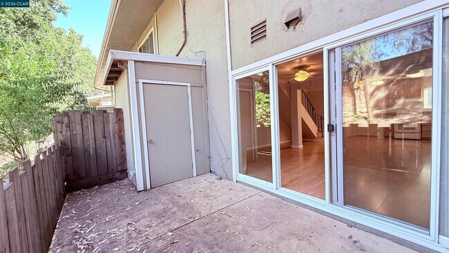 Building Photo - 394 Ilo Ln