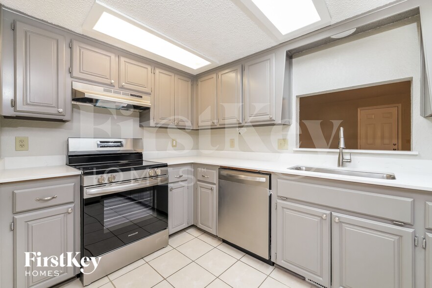 Building Photo - 1008 Sennybridge Dr
