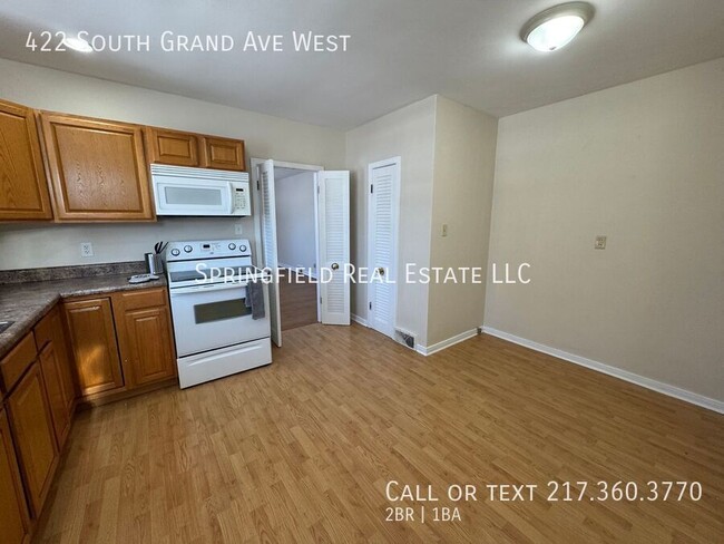 Building Photo - Spacious 2 Bed, 1 Bath Upper Duplex with H...