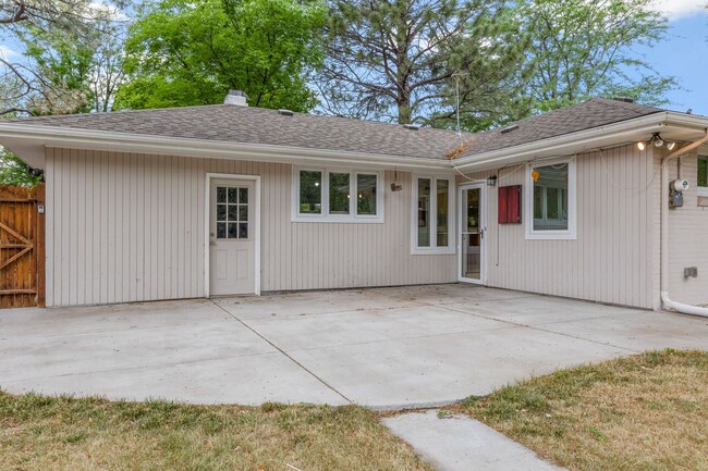 Building Photo - Welcome to the beautiful home in Holly Hills.