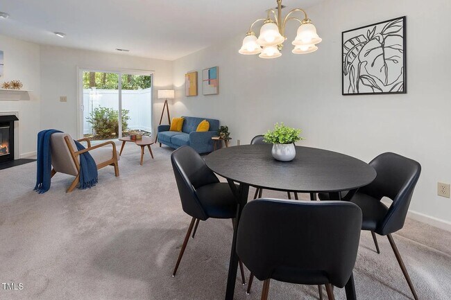 Building Photo - Townhouse in Woodcroft!