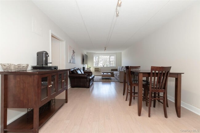 Building Photo - 4 Consulate Dr