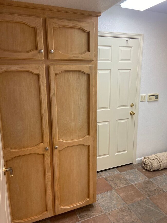 Building Photo - American River Canyon Folsom - 3 Bdrm, 3 Bath in gated community