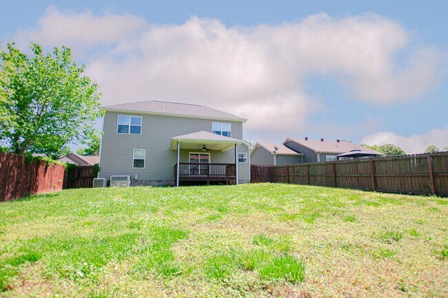 Building Photo - Pet Friendly Three Bedroom!