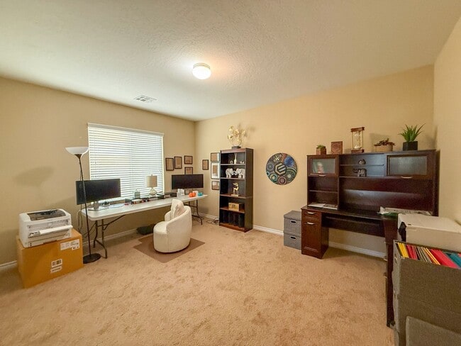 Building Photo - Luxury 6/BD 4.5/BA Large Furnished Home with Dual Primary Suites in Gated Community