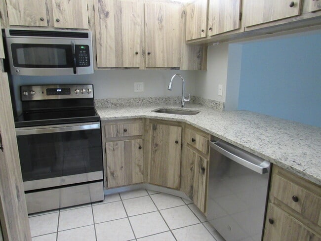 Building Photo - 703 Sunny Pine Way