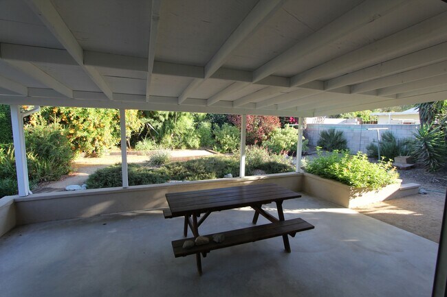 Building Photo - Beautiful 3 Bedroom Near UCR