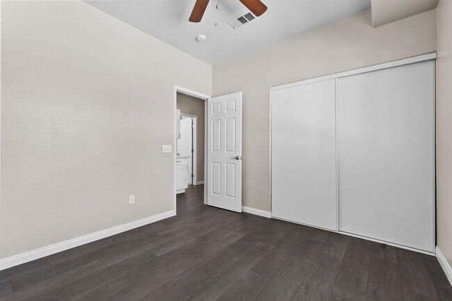 Building Photo - Gorgeous 2 Bedroom Townhome with attached ...
