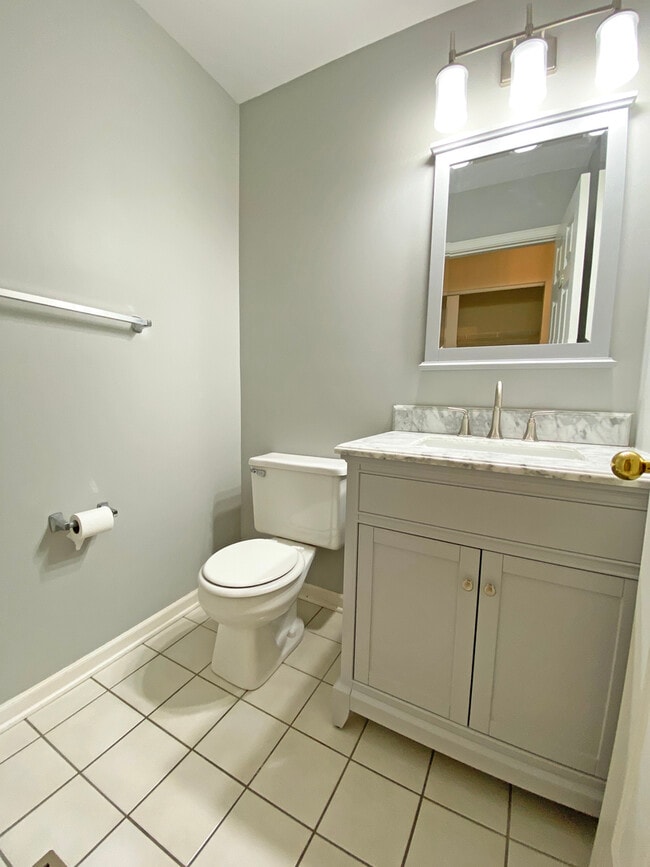 Building Photo - 6146 Golfview Dr