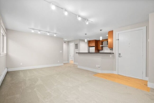 Building Photo - Fabulous Urban Retreat Condo in Celebrated...