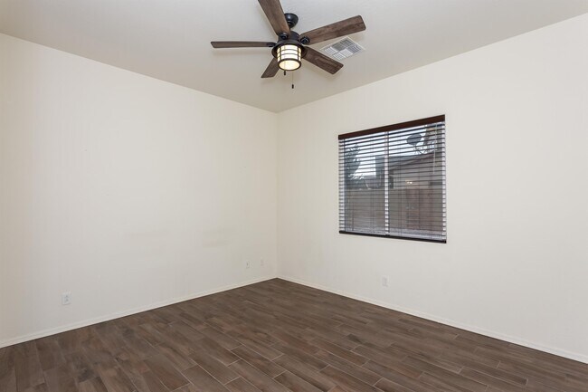 Building Photo - 926 N Gomez St