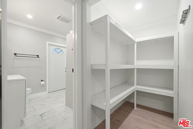 Building Photo - 15040 Hamlin St