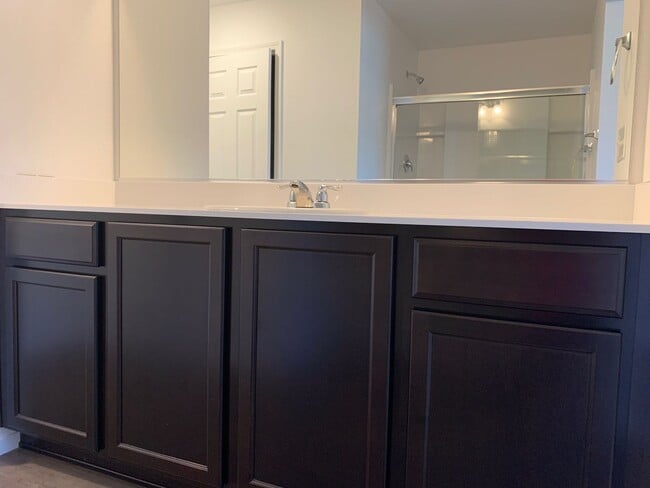 Building Photo - 4 bedroom Townhome