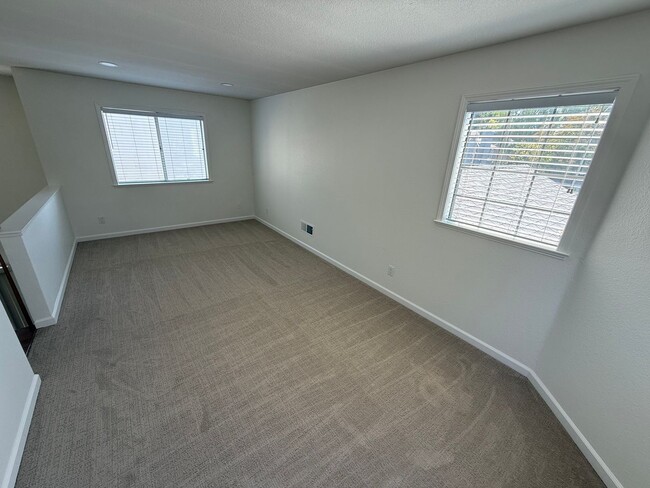 Building Photo - Updated 2 Bed + Loft / 2 Bath Home in Desi...