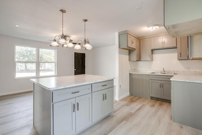 Building Photo - Remodeled 3 Bed, 1 Bath Home in Morningsid...