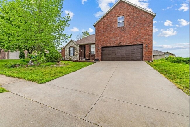 Primary Photo - -NIXA- 5 bed 3 bath Home | TWO Large Maste...