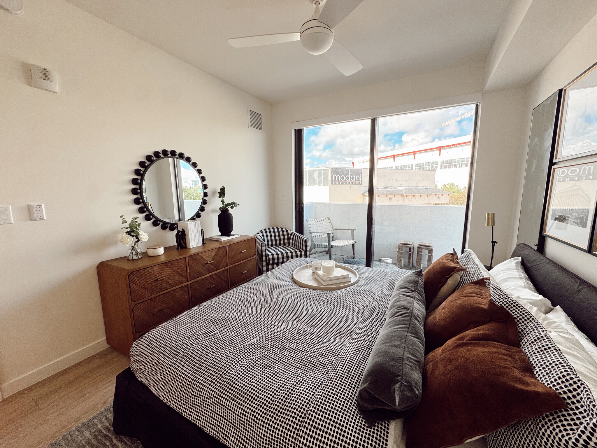 Building Photo - 2571 NE 195th St