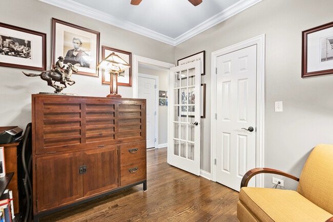 Building Photo - 3635 N Wilton Ave